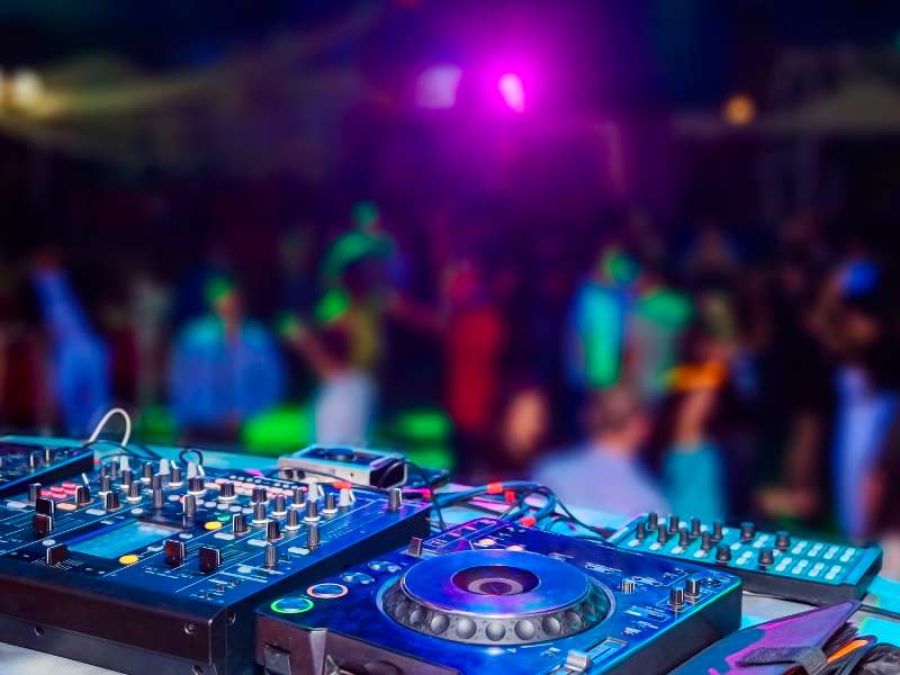 What to Expect from a Professional DJ Service